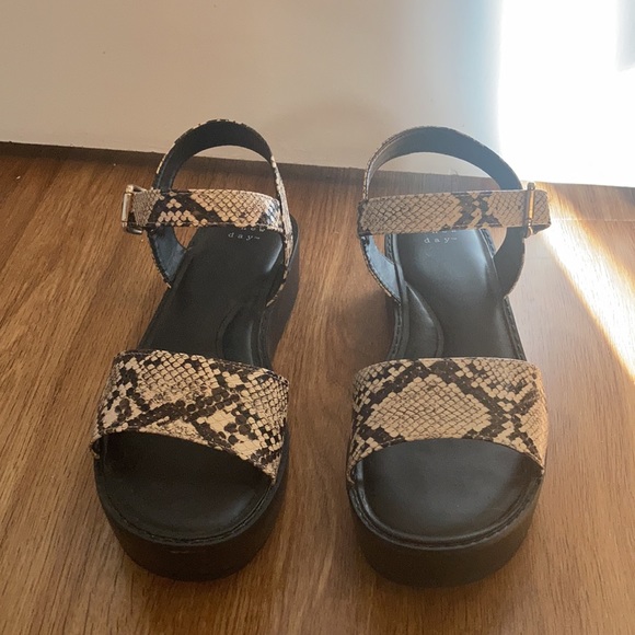 Snake skin patterned platform sandals - Picture 3 of 5